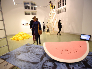 View into the large hall with works by Gabriele Edlbauer, Yesim Agaoglu, Catrin Bolt, ZIP group and Katharina Lackner.